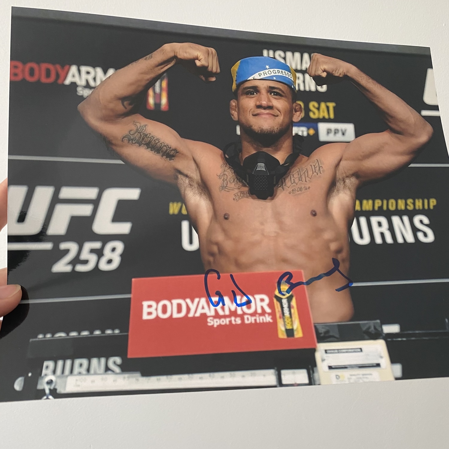 UFC选手 伯恩斯亲笔签名十寸大照片  可裱框收藏