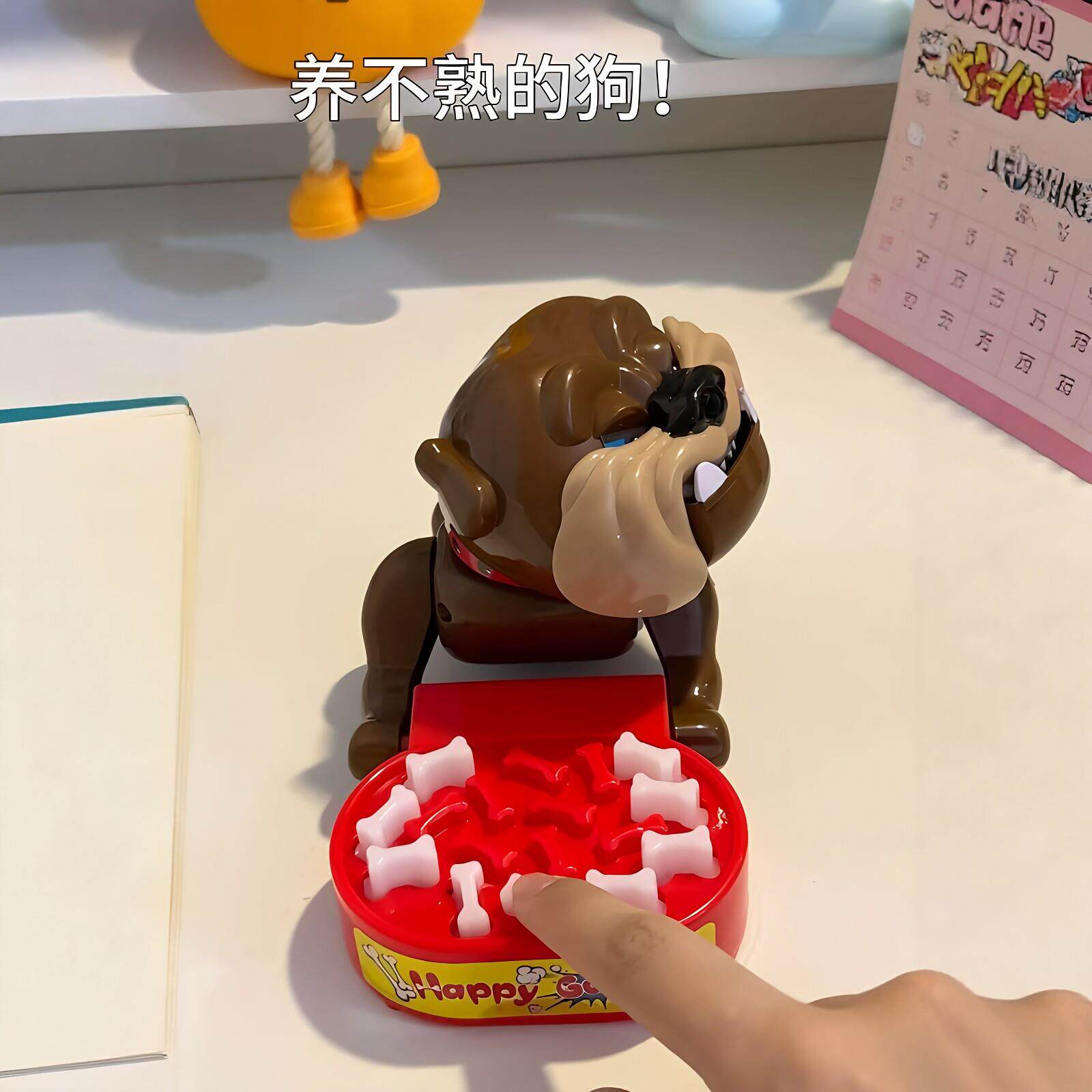 养不熟的狗！恶犬咬手指玩具教室整蛊同桌狗狗咬人按压牙齿小游戏