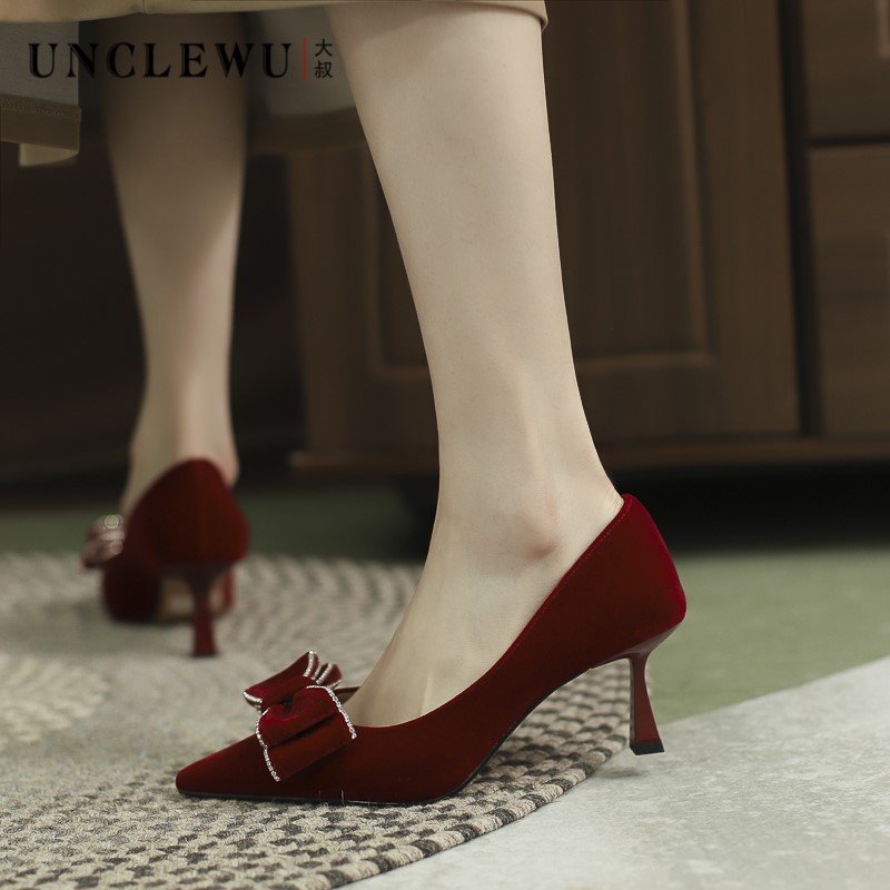 穿高跟鞋的吴大叔大码婚鞋女蝴蝶结尖头红色高跟细跟优雅性感单鞋