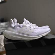 Adidas/阿迪达斯 Ultraboost Light 男女缓震跑步鞋 GY9350 9351