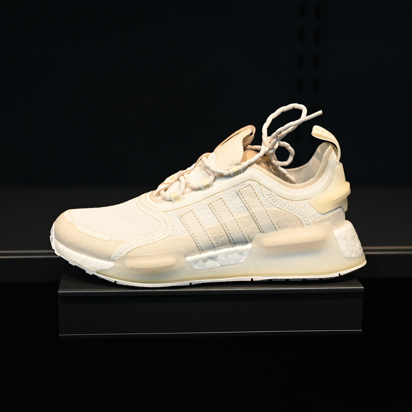 阿迪达斯三叶草NMD_V3W女跑鞋