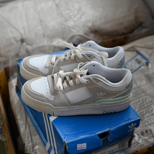 阿迪达斯女子防滑耐磨休闲板鞋