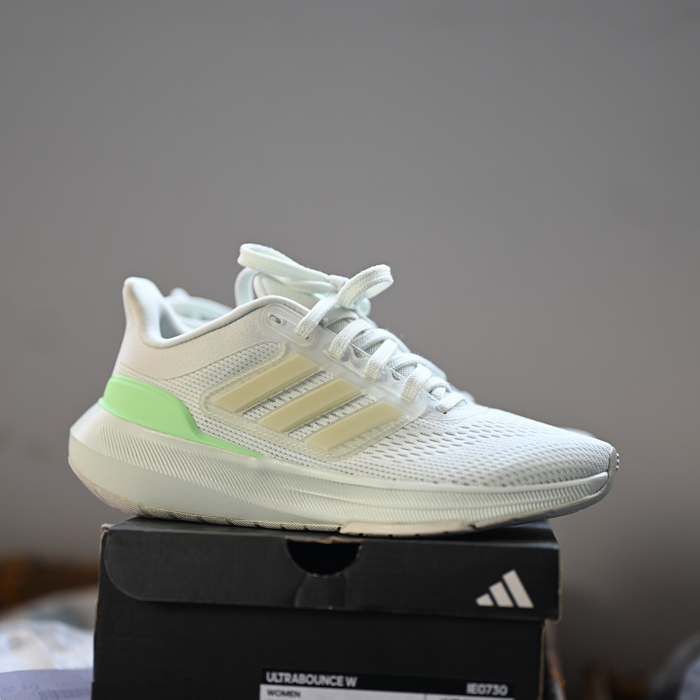 Adidas/阿迪达斯Ultrabounce女子轻便透气缓震运动跑步鞋 IE0730