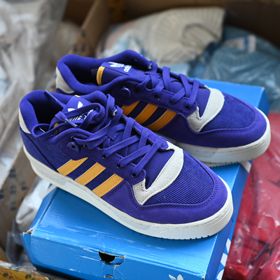 阿迪达斯三叶草男子复古板鞋