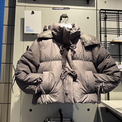 Adidas三叶草女子2025新款纯色蝴蝶结设计保暖短款羽绒服 KC2609