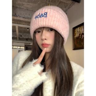 韩版字母刺绣毛线帽女秋冬百搭保暖护耳针织帽显白显脸小粉色帽子