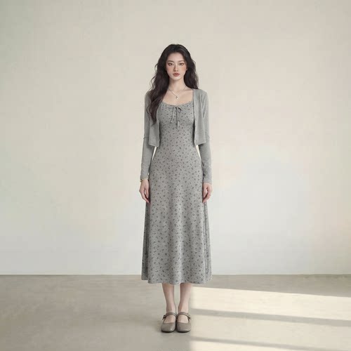 艾格收腰显瘦长裙A字裙2026春夏两件套灰色碎花减龄吊带连衣裙