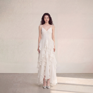 艾格法式 仙女白色吊带连衣裙温柔风V领荷叶边收腰显瘦不规则A字裙