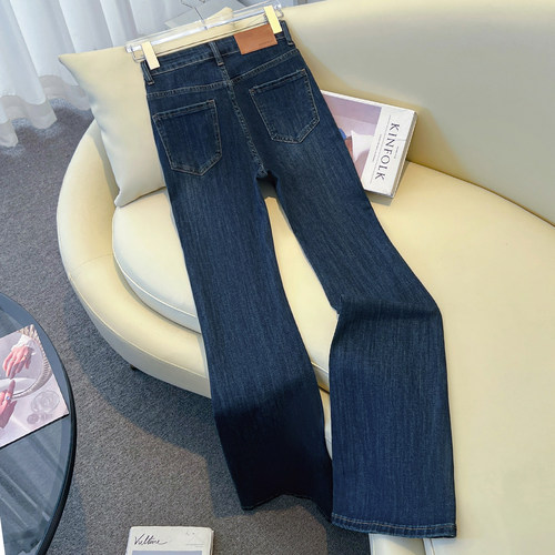 艾格深蓝色微喇牛仔裤