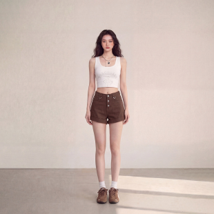 2026辣妹百搭休闲热裤 艾格设计感女裤 复古咖啡色排扣卷边牛仔短裤