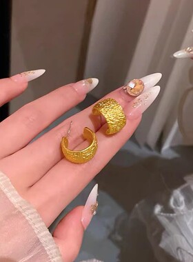 欧美风金色磨砂几何形褶皱素圈耳钉女独特气质耳环不规则精致耳饰