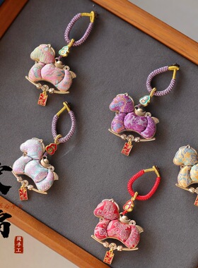 新款小马钥匙扣 宋锦小马 宋锦汽车挂饰马上有钱可爱包挂男女同款