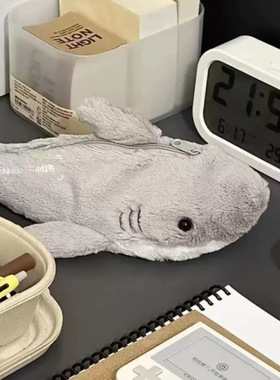 创意可爱卡通毛绒鲨鱼笔袋玩偶软萌治愈玩偶笔袋中学生文具收纳袋