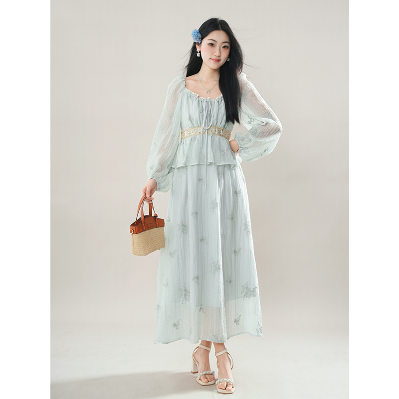 巴厘雨季高级感气质优雅简约木耳边方领长袖连衣裙女夏季2025新款
