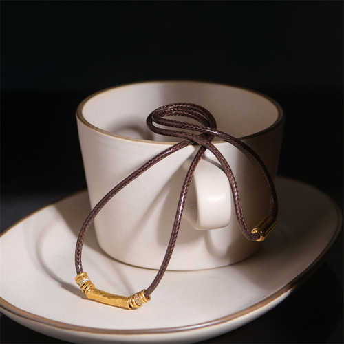 錾刻黄金锤纹金弯管皮绳锁骨链