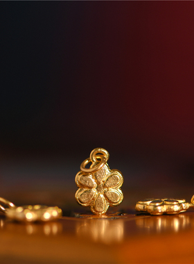 手工錾刻古法黄金六瓣花小吊坠