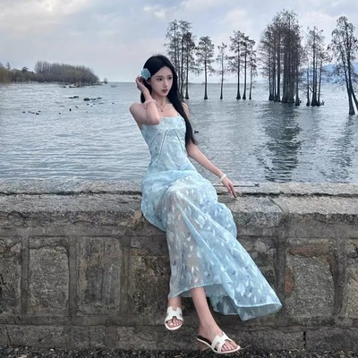 法式蓝色碎花吊带连衣裙女夏季2025新款海边度假甜辣妹露背长裙子