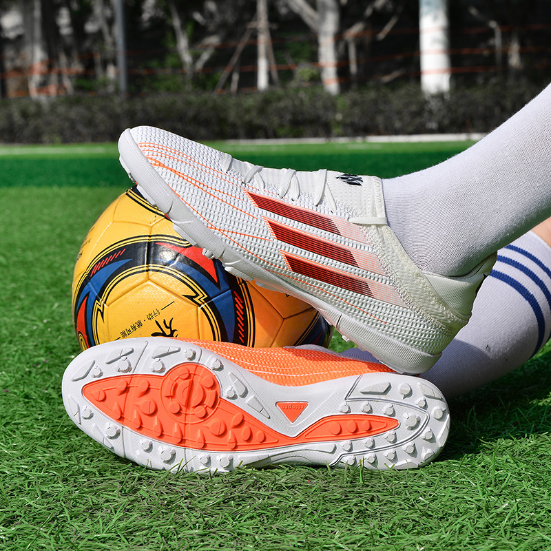 2025新款白色长钉碎钉足球鞋男款女款男童小学生短钉儿童运动鞋