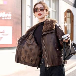 PU皮羽绒服女2052冬季新大款仿羊羔毛翻小YB8985-1个子设计感外领