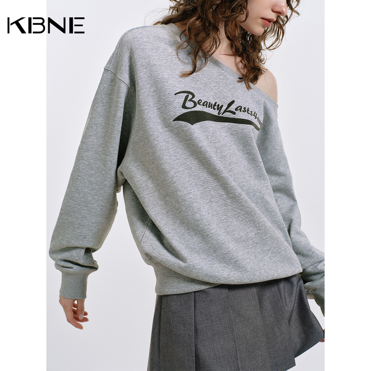 KBNE卫衣女灰色斜肩长袖2026秋季新款运动风百搭显瘦上衣小衫女