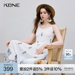 KBNE吊带裙波嬉风白色连衣裙2026夏季新款收腰显瘦休闲度假长裙女