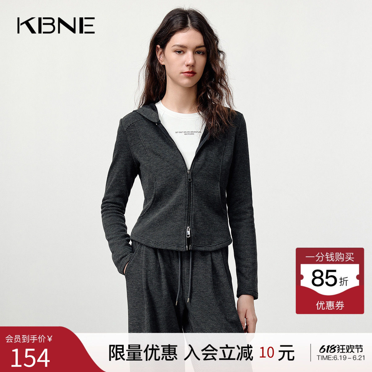KBNE复古磨毛条纹正肩连帽卫衣女装2025冬季新款短款长袖灰色外套