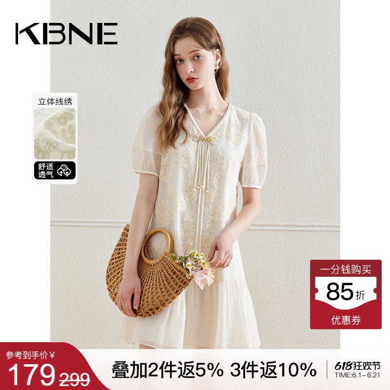 KBNE连衣裙女国风新中式盘扣娃娃裙2026夏季新款蕾丝宽松气质裙子