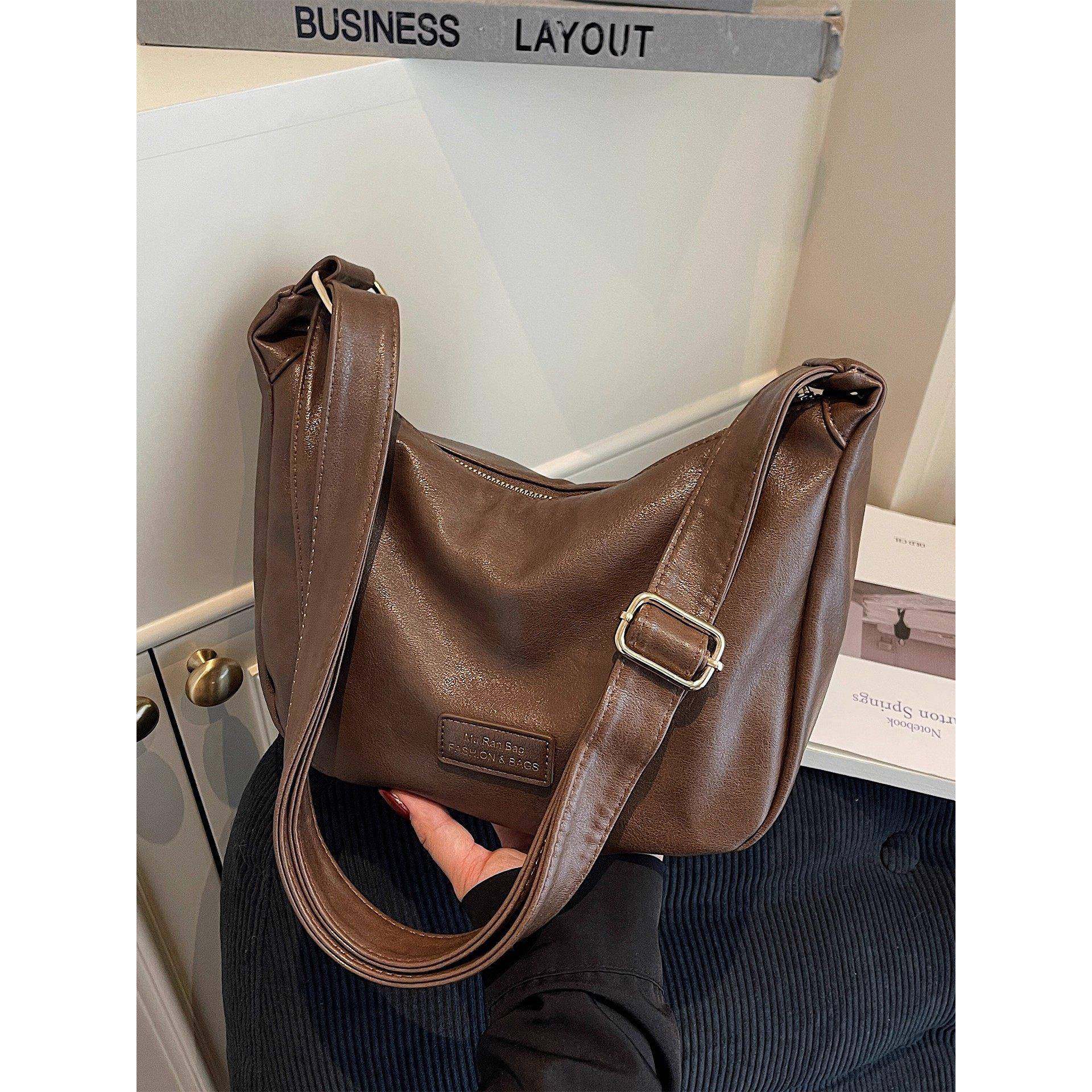 法国【设计师】SZ高级感女款2025新款覆古单肩包大容量通勤斜挎包