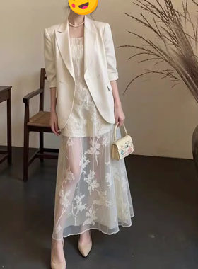 春秋miu里miu气穿搭2025超火春装小香风西装外套吊带连衣裙套装女