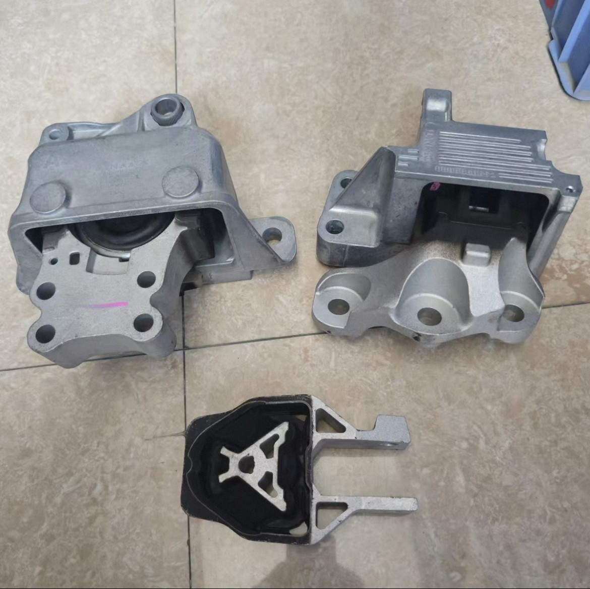 适用于领克02 03 1.5T发动机悬置机脚胶变速箱机脚垫波箱机脚胶