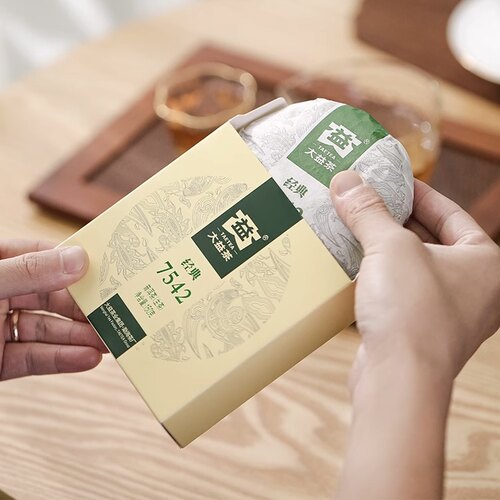 大益普洱茶2022年经典7542生茶