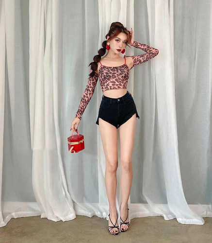 Lisa同款黑色超短2024夏新款热裤高腰显瘦紧身提臀弹力牛仔短裤女