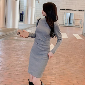 2025年秋冬款半高领内搭气质加绒连衣裙修身显瘦中长款褶皱包臀裙