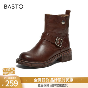 百思图冬季 牛皮通勤粗跟扣带骑士靴女短靴W1120DD5 商场新款