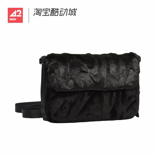 42运动家 Nike耐克女款满印毛绒磁扣单肩包手机斜挎包 FZ1326-010