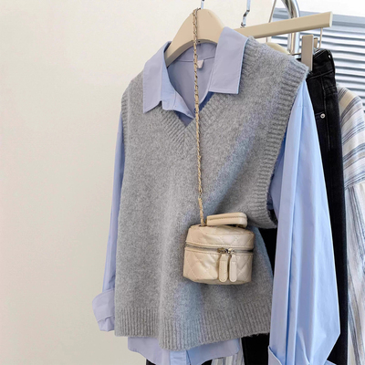 灰色v领针织马甲女2025秋冬小个子软糯毛衣背心叠穿衬衫两件套