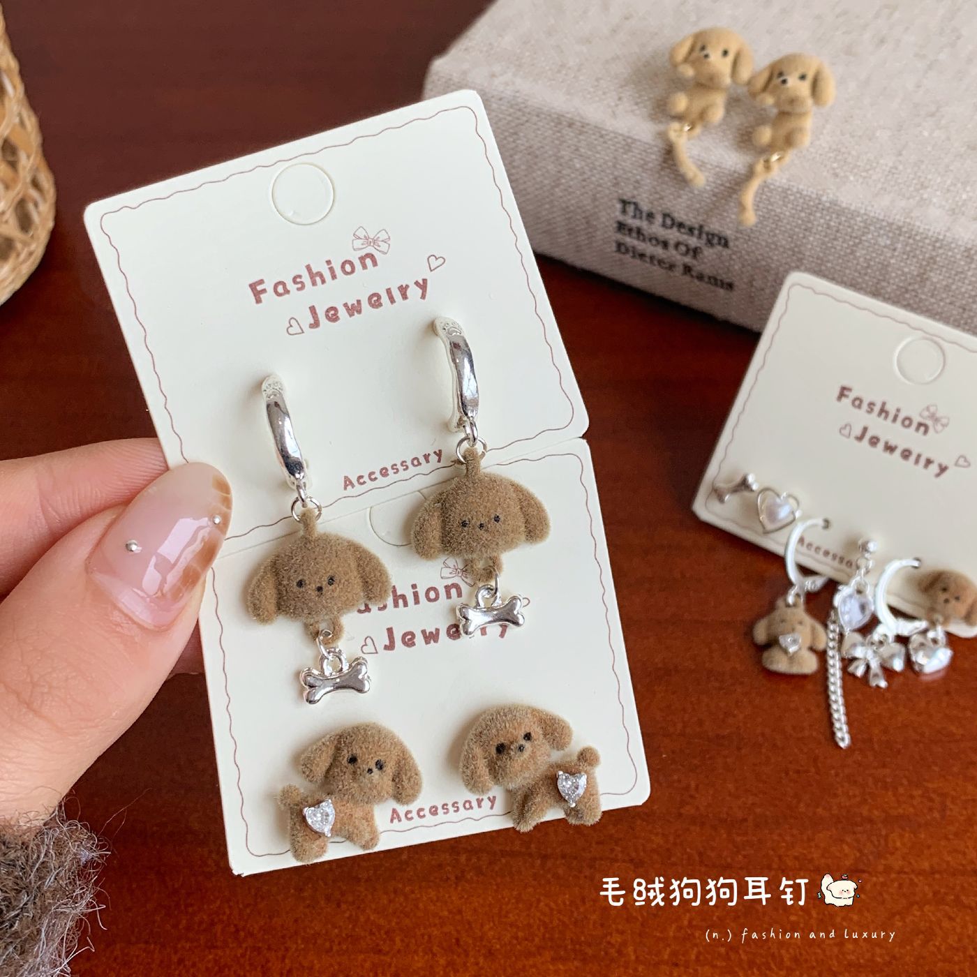 新款锆石植绒小狗骨头耳钉女银针精致甜美时尚百搭毛茸茸卡通耳饰