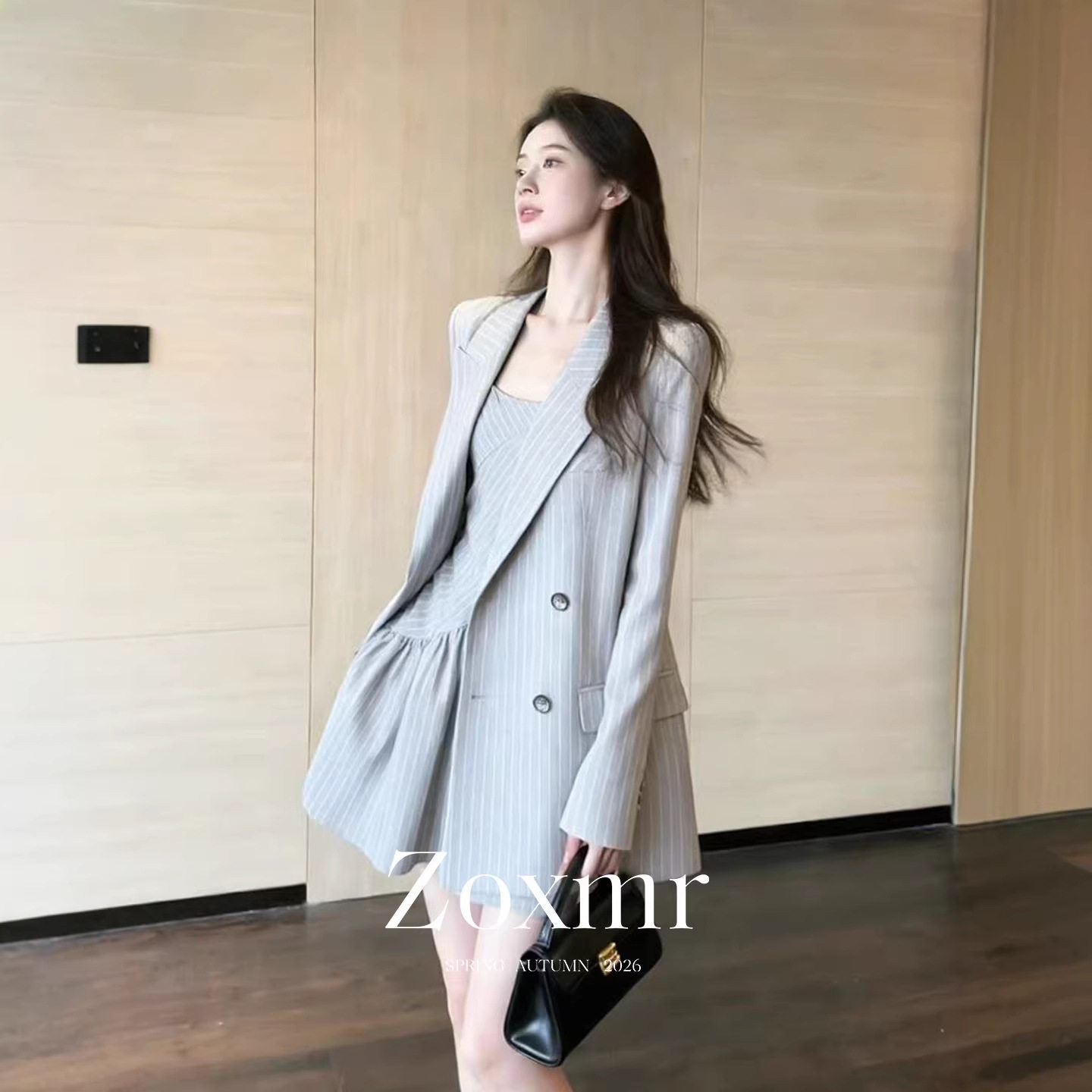 商场同款2026淡人高知穿搭一整套通勤休闲灰色条纹西装连衣裙套装
