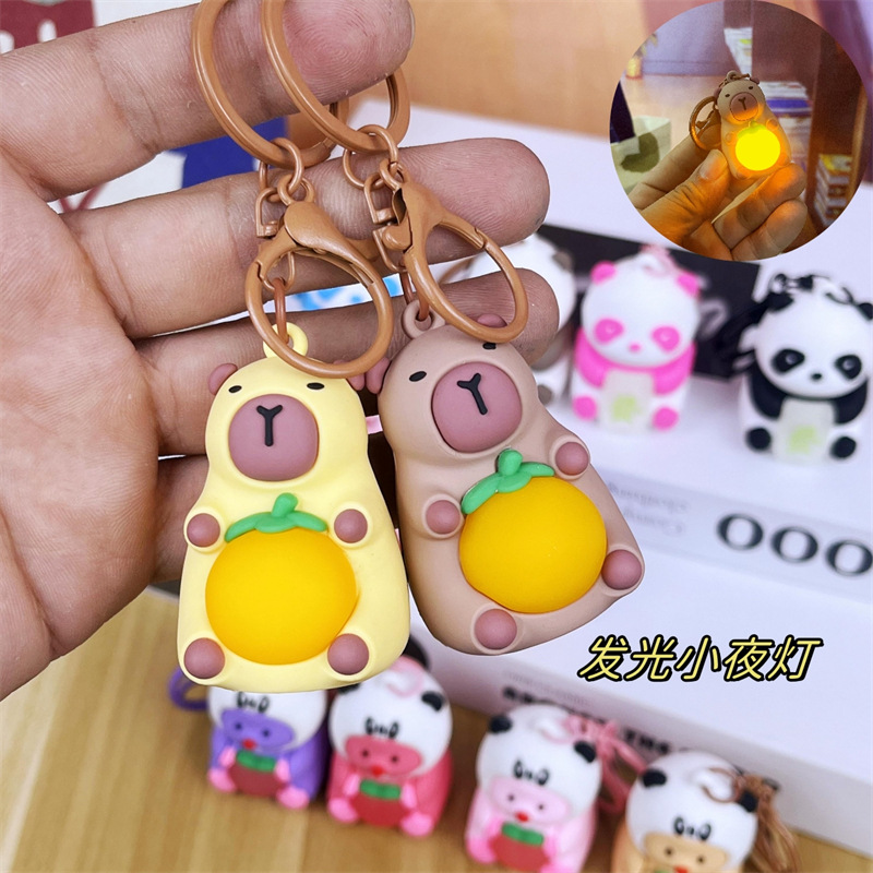 创意卡通亮灯卡皮巴拉钥匙扣麻将熊猫公仔小夜灯情侣背包挂件礼品
