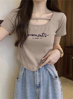 正肩短袖t恤女2026新款夏季设计感小众别致字母咖色纯棉短款上衣