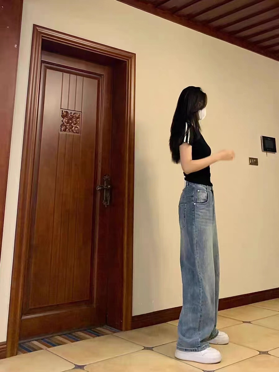 아메리칸 레트로 스트라이프 오른쪽 어깨 반팔 티셔츠로 여름 여성을 위한 틈새 디자인 유니크하고 유니크한 슬림핏 숏탑