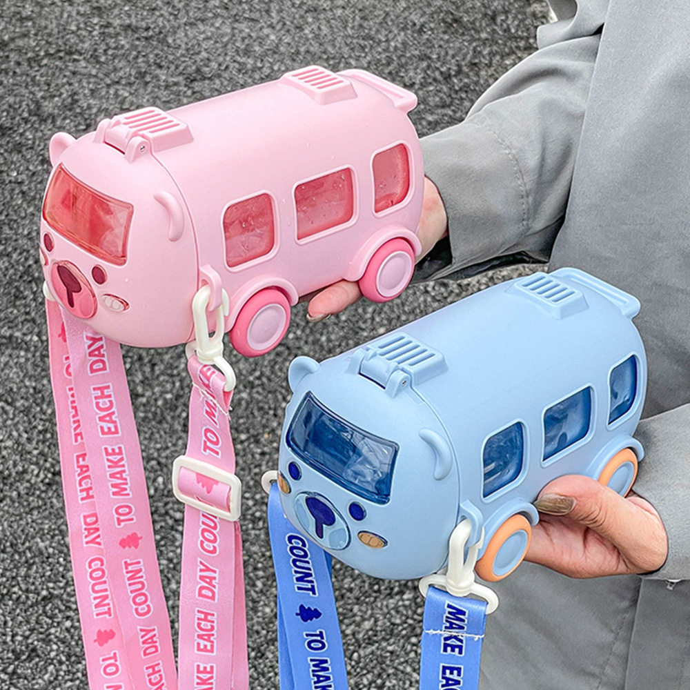 创意宝宝巴士儿童水杯塑料防摔男女学生吸管杯可爱背带便携杯子