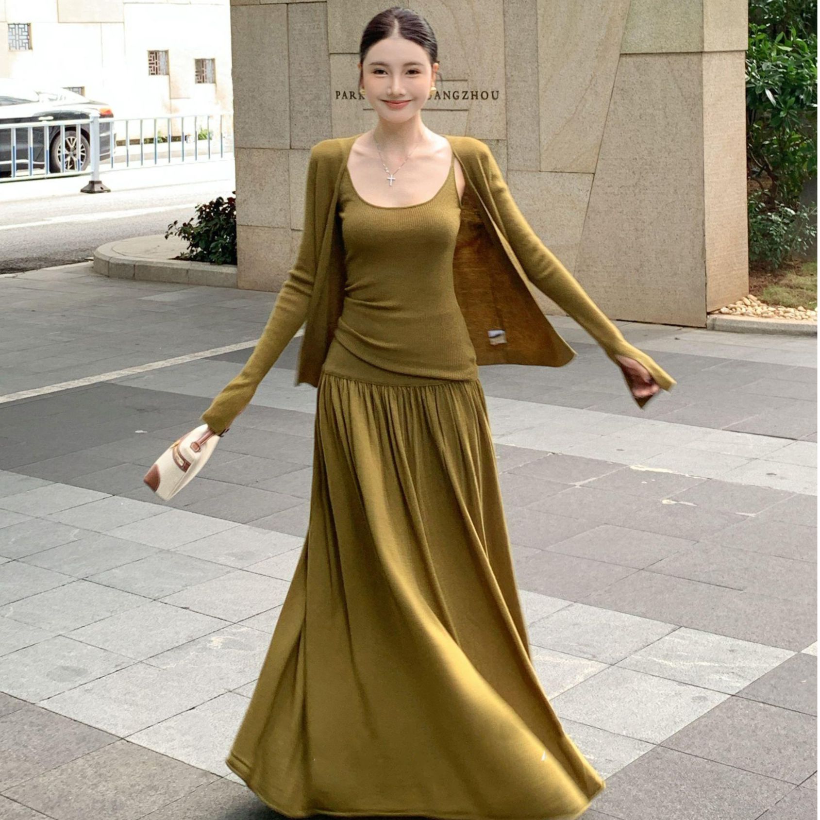 初秋简约松弛绿色针织吊带背心开衫上衣女慵懒感半身裙三件套装