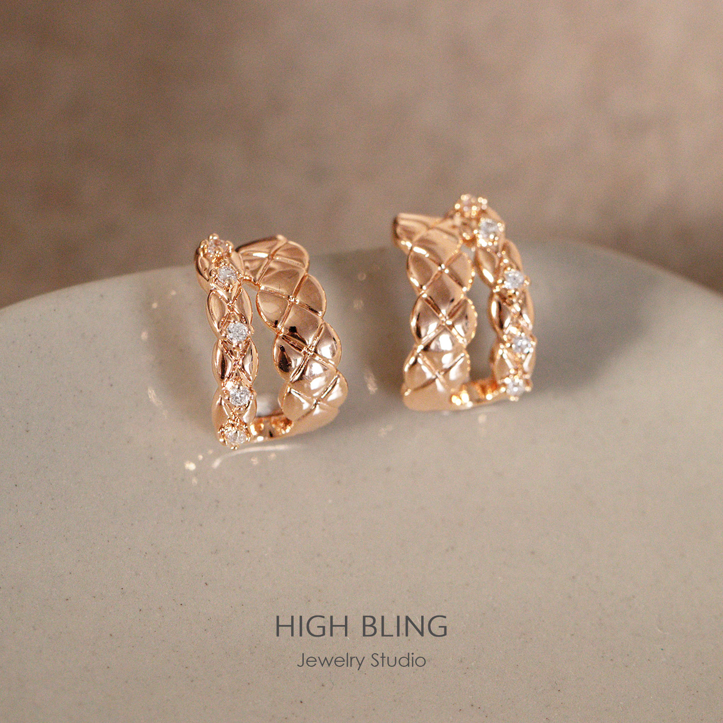 贵气香槟金小香风菱格纹锆石耳圈通勤百搭耳饰无耳洞女蚊香盘耳夹