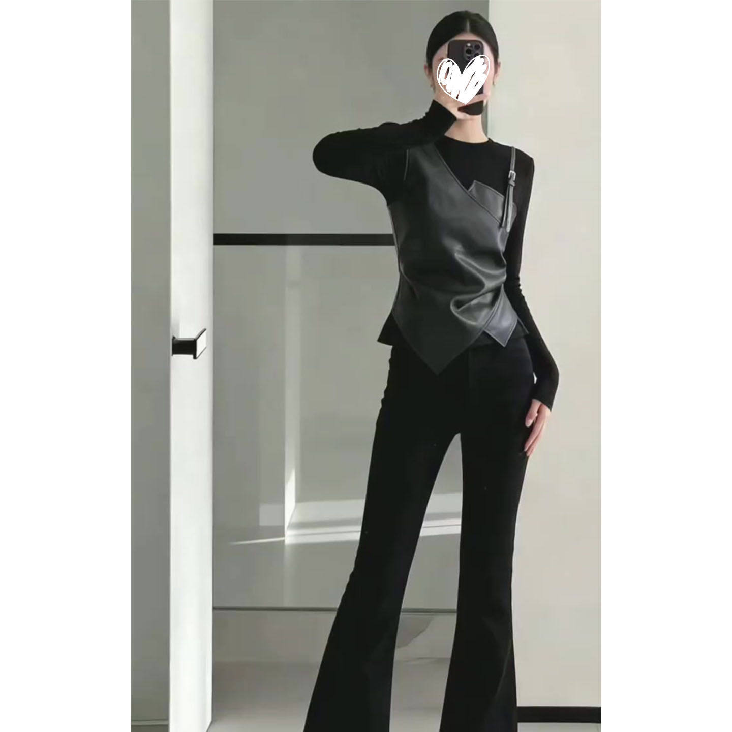 高级感黑色PU皮拼接假两件长袖T恤上衣女2026新款微喇休闲裤套装