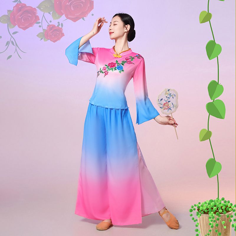 广场舞演出服中老年打鼓