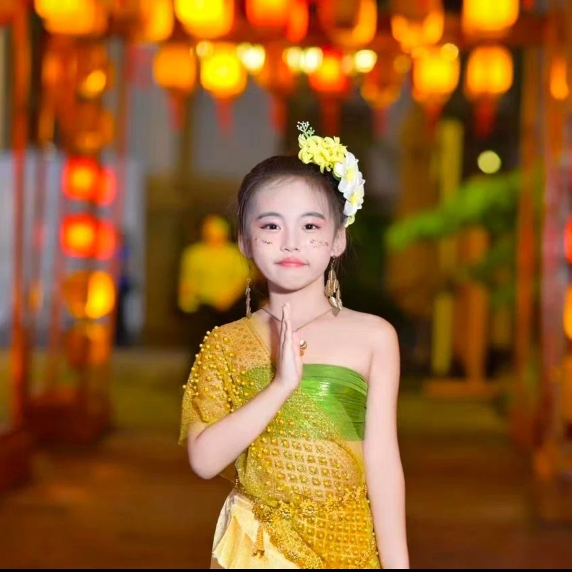 傣族服装儿童小女孩泼水