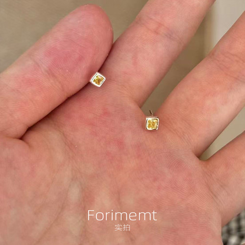 S999纯银mini黄色小方块耳钉女小众设计简约百搭时尚养耳洞耳骨钉