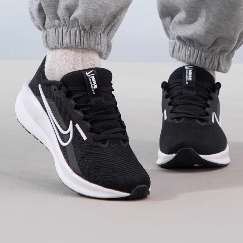 耐克女鞋轻便休闲跑步鞋