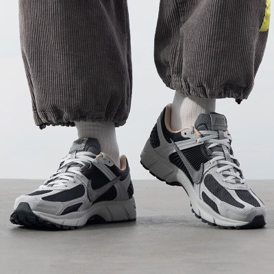 Nike耐克男鞋2025新款VOMERO 5低帮百搭轻便时尚休闲鞋HV5982